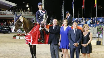 Piste exigüe, cadre dépaysant et prix remis des mains du Prince Albert II. Monaco est définitivement une étape à part du Global Champions Tour, remportée pour la troisième fois par Richard Spooner et Cristallo. Photo Stefano Grasso/LGCT