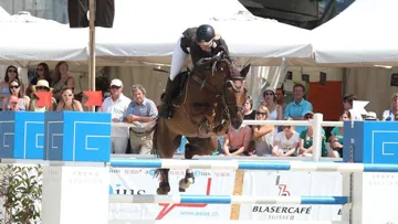 La Suissesse Julie Jucker a remporté le Grand Prix du Jumping de Villars-Gryon, accompagnée de son Selle Français Nisis de la Cense © Studiopatrick.ch