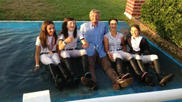 Les quatre cavalières Enfants et leur chef d'équipe, Olivier Bost, célèbrent leur victoire © DR