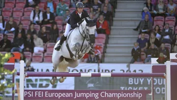 Personne n?a pu aller aussi vite et sans faute que le Britannique Ben Maher sur Cella, en tête du championnat individuel. Photo Ridehesten.com/PSI FEI European Jumping Championships