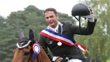 Avec Pepyt'des Elfes, la jument qu'il a fait naître, Grégory Cottard a réalisé un de ses rêves en devenant champion de France, cet après-midi au Grand Parquet de Fontainebleau. Photo PSV Morel