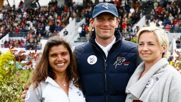 Partenariat au CSIO 5* de La Baule en 2013 entre Jessica Newman (JWI), Kevin Staut et Florence Amalou (Equidia) ©Agence R&B Presse