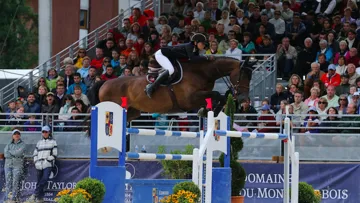 La Suissesse Frédérique Fabre-Delbos, en selle sur son fidèle Nirvana Basters, a brillamment survolé les difficultés du parcours de Frédéric Cottier. Photo Sportfot
