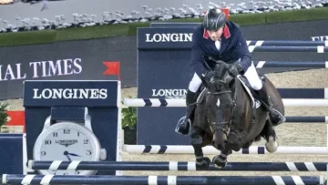 La fabuleuse équitation de John Whitaker et la générosité d'Argento ont encore fait merveille, ce matin à Hong Kong. Photo LHKM