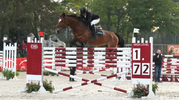 Dans la puissance six barres d'hier soir, les cavaliers sont allés jusqu?à des hauteurs 1,87 m en Pro et jusqu?à 1,72 m en Amateur. Crédit PSV Morel