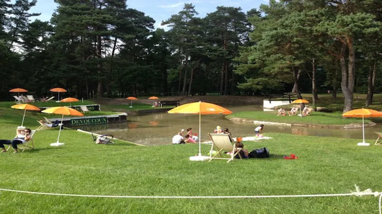 Les spectateurs vont admirer les cavaliers assis sur les transats. Photo GPCST