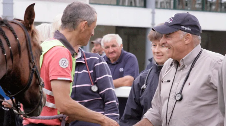 Le Dr Jean-Louis Leclerc congratulant à Corlay le cavalier breton Denis Le Guillou (ici après son trotting final avec Satifah Armor) sélectionné en équipe de France avec son cheval Otimmins Armor pour concourir aux Jeux équestres mondiaux FEI Alltech à Sa