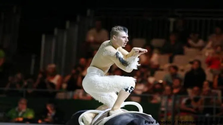 Jacques Ferrari s'est envolé vers la victoire et est devenu champion du monde de voltige lors des Jeux équestres mondiaux, aux côtés de François Athimon et de Poivre Vert. Photo PSV Morel 