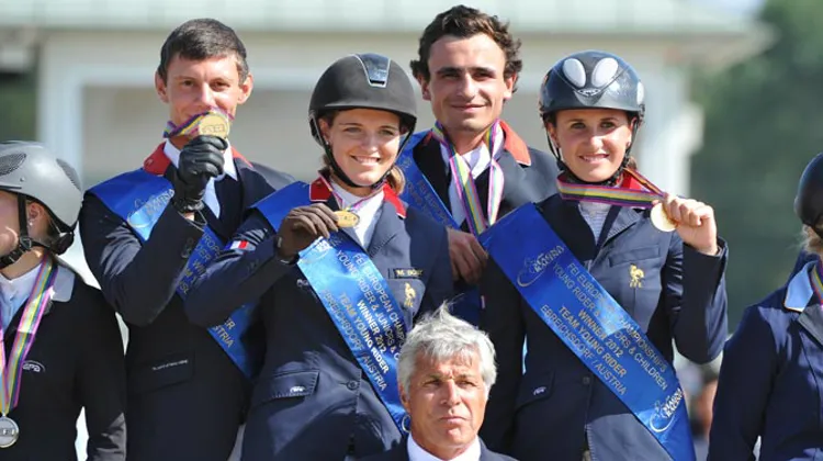Maëlle Martin, Alexandre Fontanelle, Margaux Bost et Thibault Pigeon, la nouvelle génération en or du saut d'obstacles français, sur le podium au-dessus de leur sélectionneur Thierry Pomel. Crédit © Hervé Bonnaud - www.1clicphoto.com & Tomas Holcbecher - 