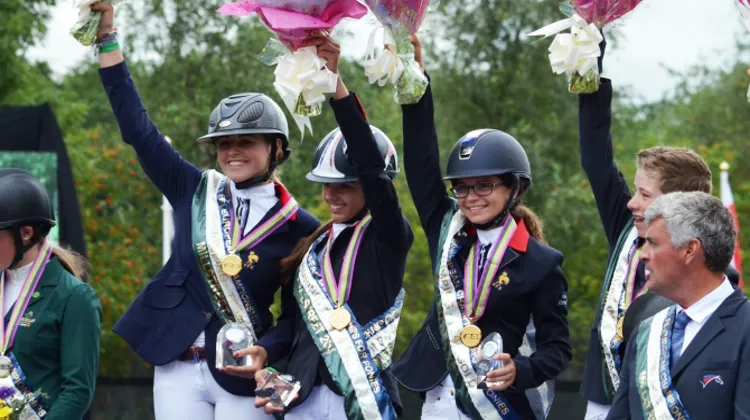 Superbe exploit de Victoria Tachet, Thomas Scalabre, Ninon Castex et Nina Mallevaey, hier à Millstreet. En attendant la finale individuelle. Photo Camille Kirmann