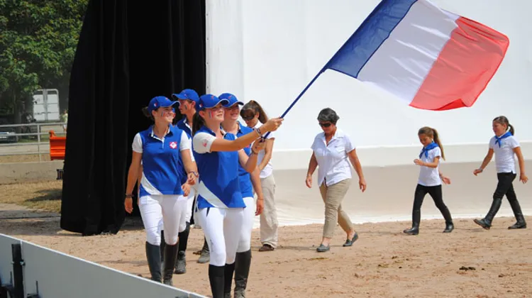 Bénédicte emboîte le pas à son équipe lors de la cérémonie d'ouverture (Crédit DR)