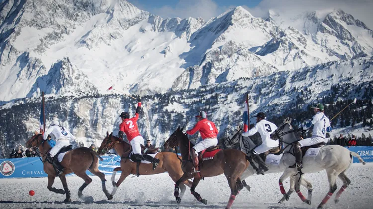 À Val d'Isère, la première étape du Polo Masters Tour s'est déroulée au pied des pistes. Photo Morgane Delfosse