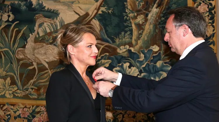 La Lyonnaise Sylvie Robert, décoré par le Lyonnais Thierry Braillard, secrétaire d'État aux Sports. Photo PSV Morel