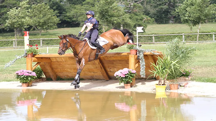 Vittoria Panizzon et Merlot Magic dans le nouveau gué du Haras du Pin. Photo Pauline Chevalier