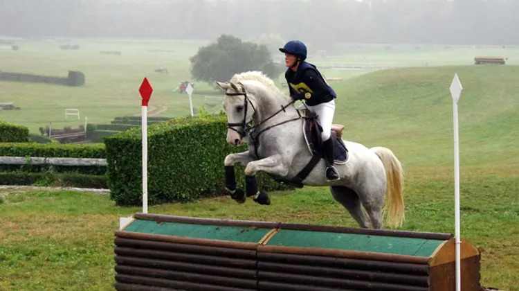 les championnats de France Amateurs de concours complet se sont déroulés ce week-end à Pompadour. Caroline Teyssier, ici en photo, a terminé sur la troisième marche du podium en Amateur 2 Seniors. © M. Manileve