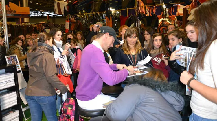 Kevin Staut en dédicace sur le stand de Grand Prix Magazine