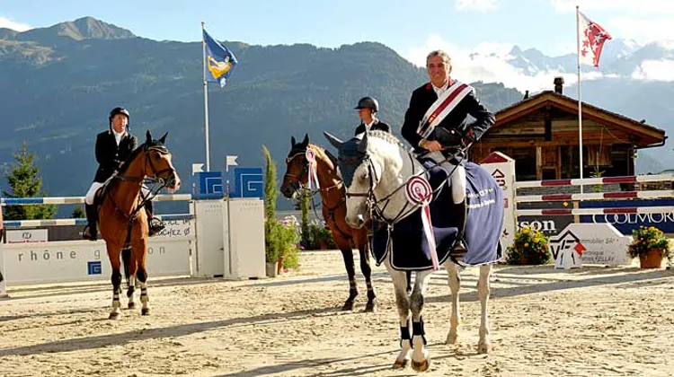 Michel Robert a affiché un grand sourire à la remise des prix pour sa première victoire en Grand Prix sur Nenuphar'Jac. Crédit Agnès Quentin/Sportingphoto@verbier.ch