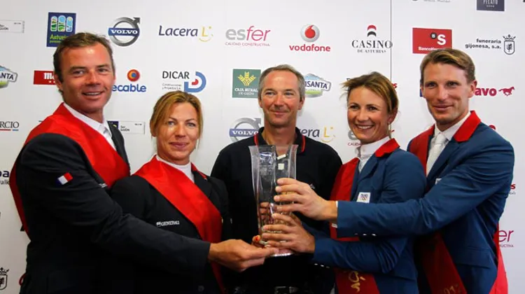 Aymeric de Ponnat, Marie Hécart, Pénélope Leprévost et Kevin Staut ont partagé leur beau succès en compagnie de Patrice Delaveau, leur chef d'équipe du jour. Crédit D. R./CSIO Gijón