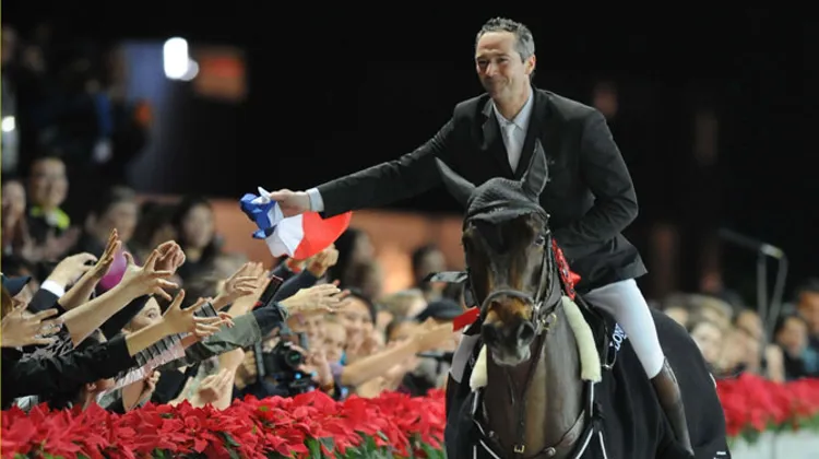 Drapeau français à la main, Patrice Delaveau a longuement partagé sa joie avec le public international de l'AsiaWorld-Expo. Photo Scoopdyga