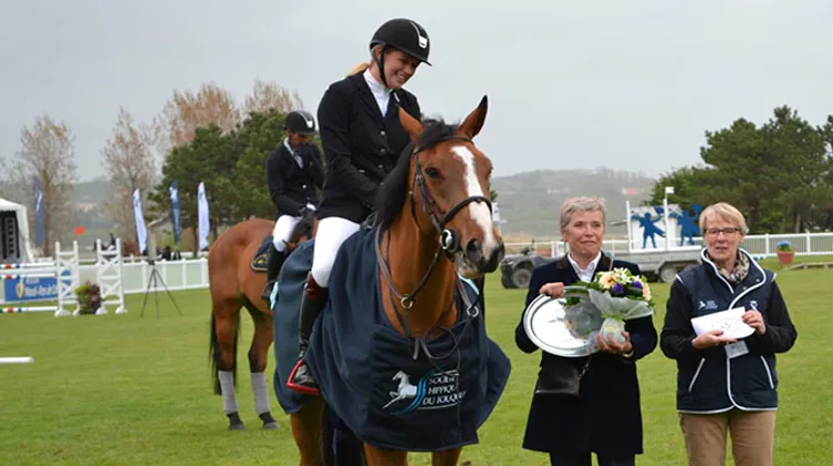 Laura Renwick et Bintang II, lors de la remise des prix de l'épreuve des sept ans. Photo Jumping Le Touquet