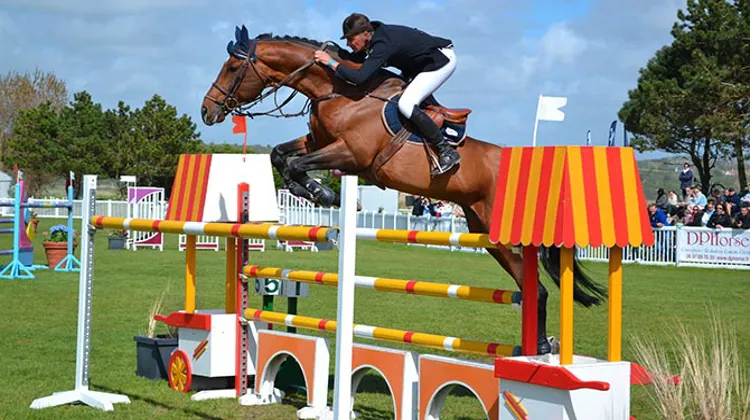 Premier de Falaise a remporté, sous la selle de Jérôme Hurel, la plus belle victoire de sa carrière, cet après-midi au Touquet. Photo Jumping Le Touquet.
