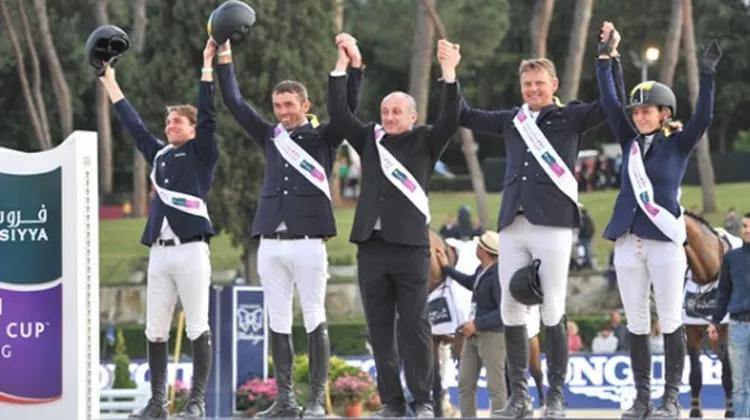 Entourant leurt nouveau chef d'équipe, le Libanais Najib Chami, les Ukrainiens ont célébré leur première victoire sur le grand circuit, à la surprise générale. Photo CSIO Rome