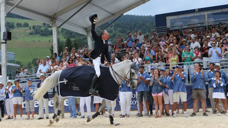 Michel Robert et Nénuphar'Jac ont eu droit à un véritable triomphe romain. Photo Sportfot