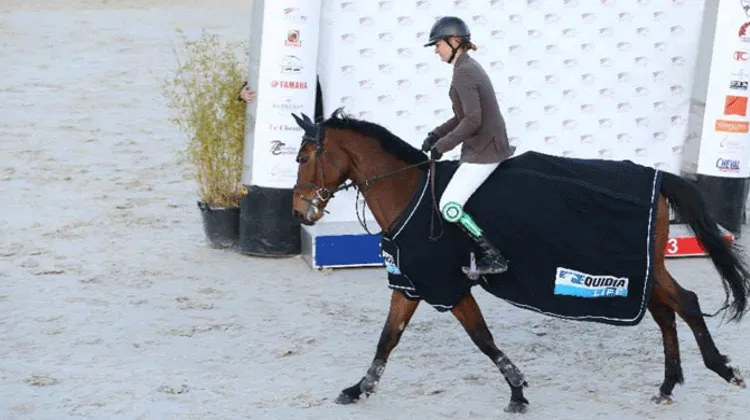 Alexandra Francart en selle sur Quelstar du Vic a remporté la première étape du Grand National d'Auvers. Photo FFE/PSV Morel