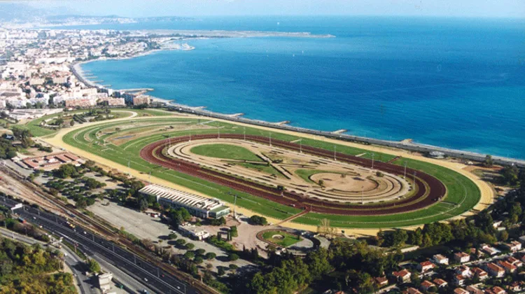 L'hippodrome de Cagnes-sur-Mer accueille ce week-end la première édition d'un CSI 2*. Photo André Viguier
