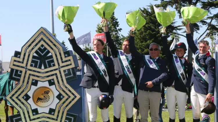 Belle performance collective de Kevin Staut, Aymeric de Ponnat, Pénélope Leprevost et Jérôme Hurel, qui ont ravi leur chef d'équipe Philippe Guerdat. Photo PSV Morel