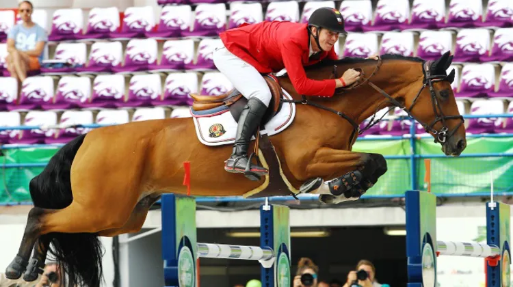 Après des Jeux équestres mondiaux manqués, où il était tombé durant la Chasse, Jos Verloy s'est vengé, cette nuit à Los Angeles, en s'adjugeant le Grand Prix avec Domino. Photo Scoopdyga