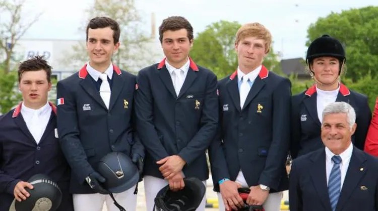 Les Jeunes Cavaliers français sur la plus haute marche du podium - Photo Marc Verrier