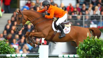 Gerco Schröder et London, seul couple double sans-faute de l'épreuve, ont grandement contribué au succès des Pays-Bas, ce soir à Aix-la-Chapelle. Photo Scoopdyga