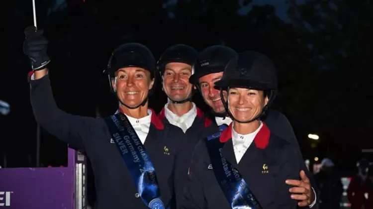 L’équipe de France médaillée d’argent.