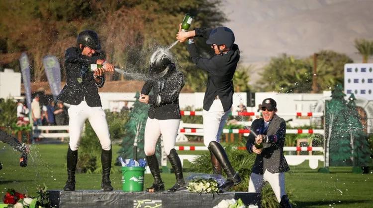 Karl Cook Ashlee Bond et Eugenio Garza Perez célèbrent leur victoire.