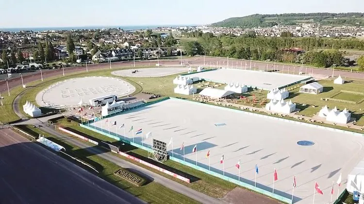 Vue aérienne du Cabourg Classic, avec ses deux paddocks, ses deux pistes de compétition, toutes rénovées par Toubin&Clément et son village exposant. 