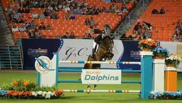Sur une pelouse peu habituée au appels et réceptions de saut d'obstacles, Beezie Madden et la bouillante Via Volo ont remporté le Grand Prix, cette nuit à Miami. Photo Pixizone