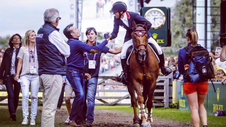 Philippe Berthol autour de son cheval Hermès Ryan des Hayettes et Simon Delestre.