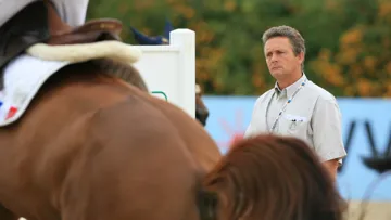 Chaque soir, une personnalité du saut d'obstacles analyse l'épreuve de la journée.