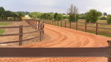 HORSERAIL®, lisses en plastique très techniques, clôturent la piste d'entrainement
