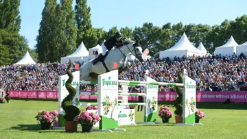 Laura Renwick et Rembrandt Blue ont déjoué une à une les difficultés du parcours jusqu'à décrocher la coupe dans le derby du CSI 5* de Dinard.