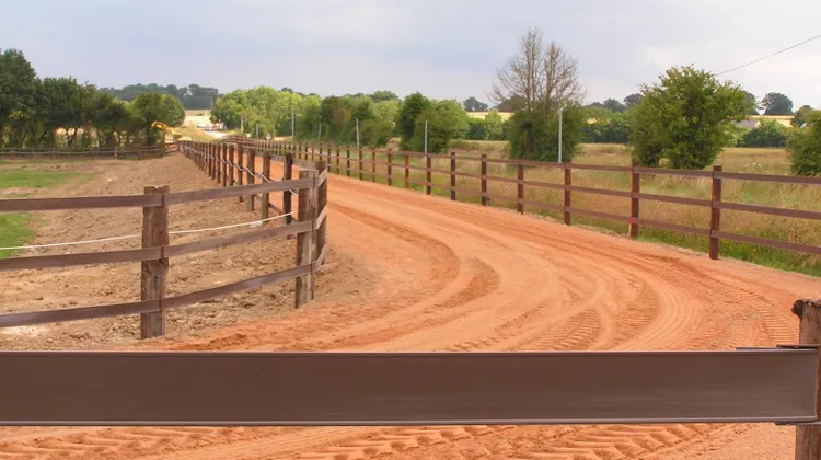 HORSERAIL®, lisses en plastique très techniques, clôturent la piste d'entrainement