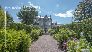 Très beau château avec piscine