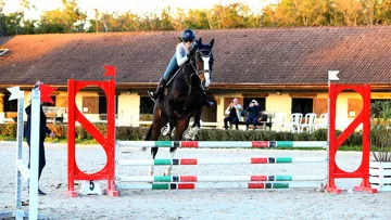 Grâce à l'aide de crieurs, Ninon Forget continue de pratiquer le saut d'obstacles malgré sa cecité. 