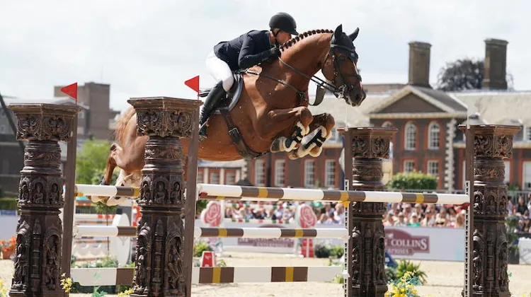 Aux rênes de Fruselli, Holly Smith a fait retentir l'hymne Britannique dans les jardins de la reine Elizabeth II. 