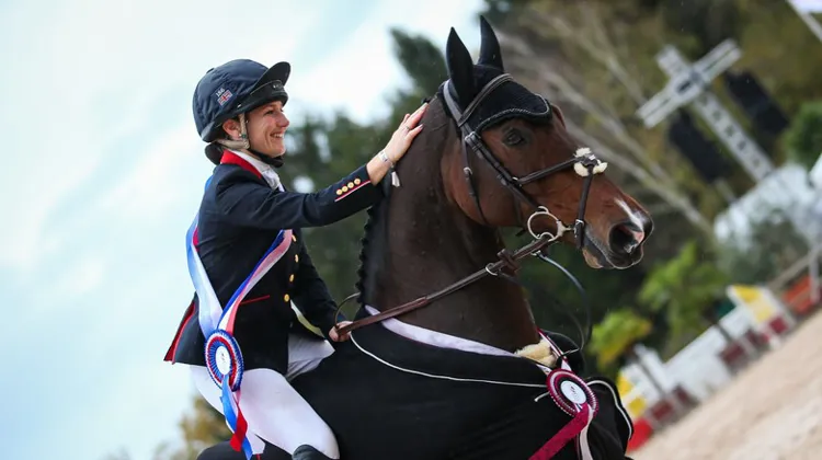La joie de Laura Collett et son charismatique London 52, lauréat du seul CCI 5*-L de l'année 2020.