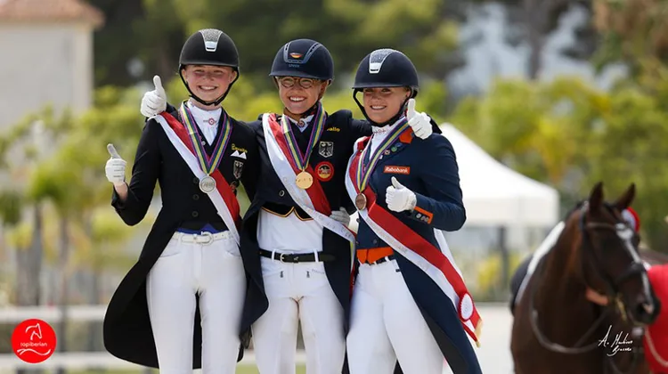Hannah Erbe, entourée de Semmieke Rothenberger et Lisanne Zoutendijk, est montée sur le podium des Juniors.