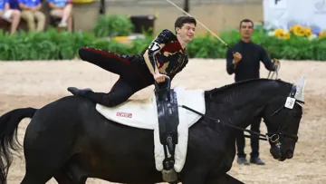 Les champions du monde français Lambert Leclezio et Poivre Vert, longé par François Athimon.