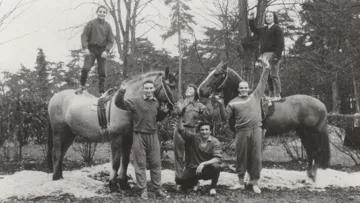 Yvonne Theulier entourée de ses élèves et montures.