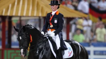 À eux deux, Bonfire, titré en 2000 à Sydney, et Salinero (sur la photo), en or à Athènes en 2004 et ici à Hong Kong en 2008, ont offert neuf médailles olympiques à Anky van Grunsven!